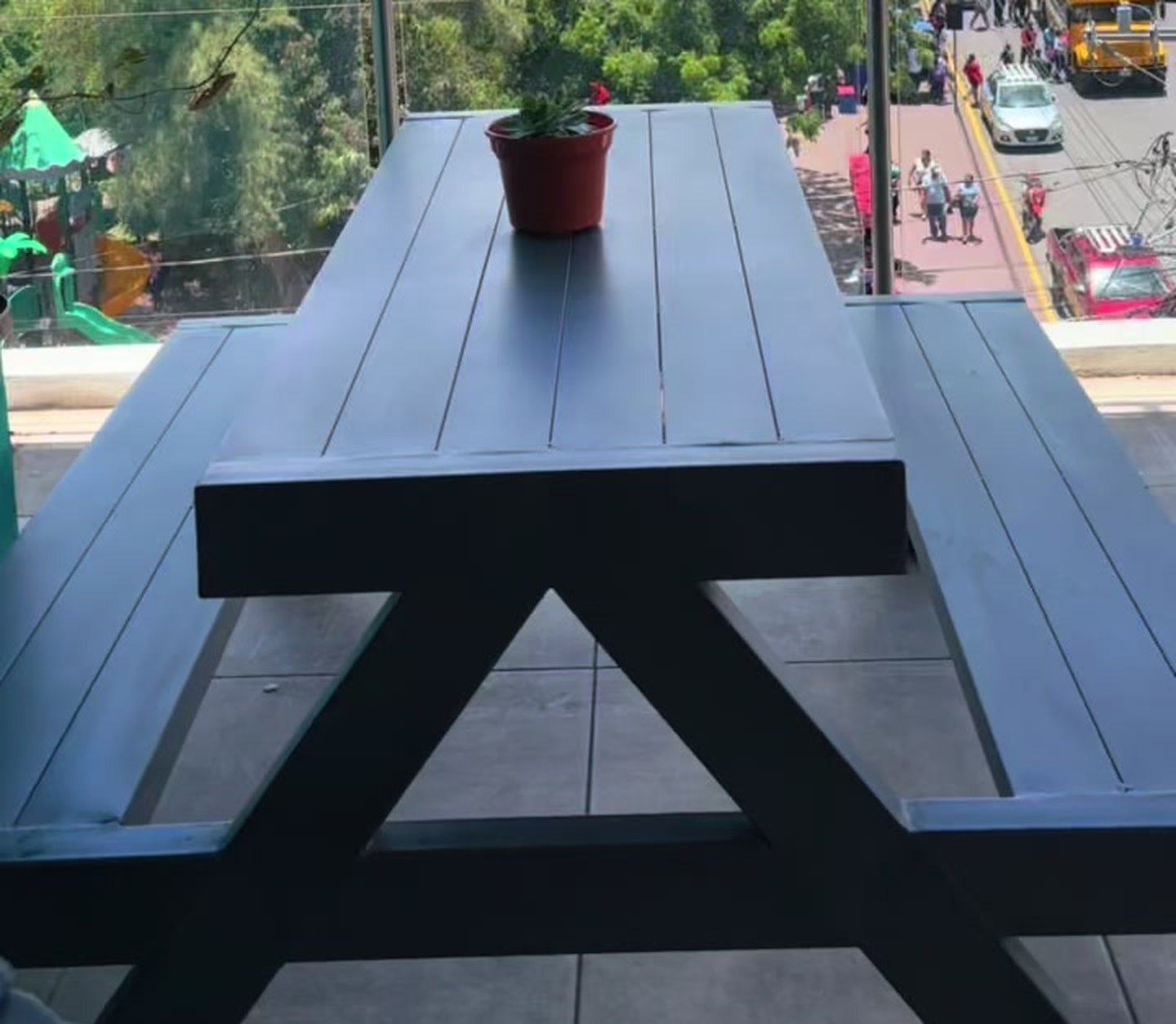 La terraza del rooftop de Cervezas Café, con vista sobre Matagalpa